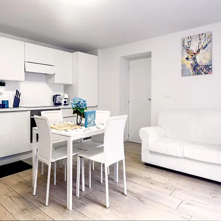 Luxury Appartament Piazza Roma Apartment *